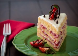 торт с клубникой