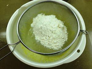 Муку просеять и смешать с разрыхлителем
