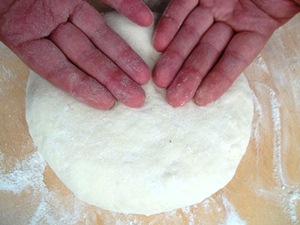 Прижимаем лепешку пальцами