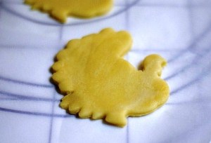 Вырезаем украшение для пирога