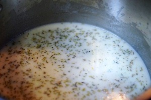 Добавляем бульон и сливки