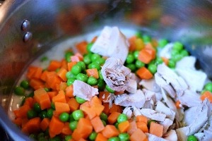 Добавляем курицу и овощи