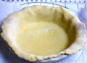 Раскатываем коржи из теста