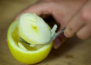 Добавляем в начинку яблочные обрезки