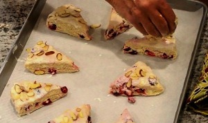 Посыпаем булочки миндалем
