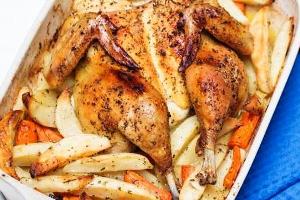Запекаем курицу с овощами