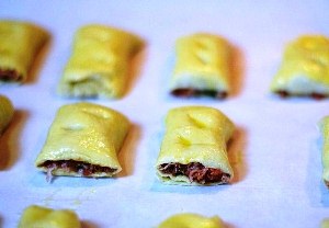 Смазываем пирожки яйцом