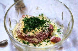 Добавляем в миску все ингредиенты для фарша
