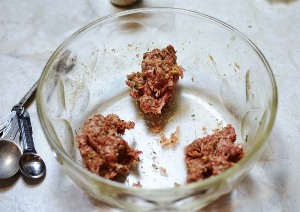 Разделяем фарш на 6 частей