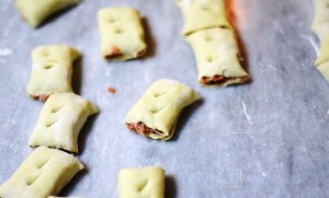Прокалываем пирожки ножом