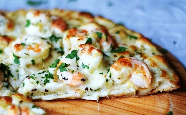 Пиццу с креветками разрезаем на 4 кусочка