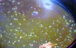 Добавляем вино и лимонный сок