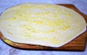 Смазываем тесто чесночным соусом