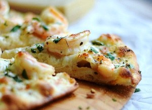 Нарезаем и подаем пиццу на стол