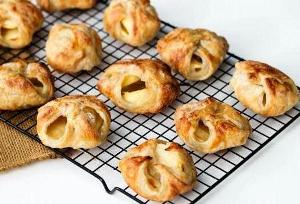 Выпекаем слойки с яблоками в духовке