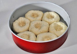 Укладываем булочки в форму 