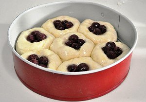 Добавляем вишни в булочки
