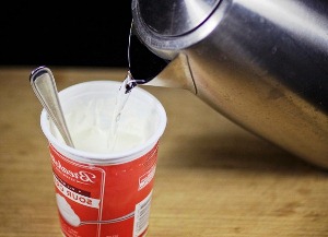 Смешиваем воду и сметану