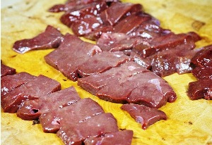 Нарезаем печень кусочками