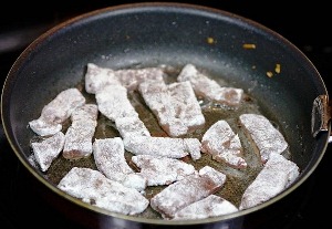 Вынимаем лук и добавляем печень