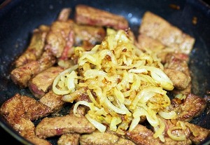 Добавляем в сковородку лук