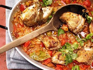 Подаем рис с курицей запеченный в духовке на стол