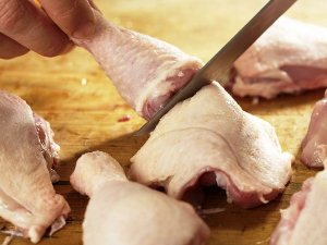 Курицу моем и нарезаем на порционные части