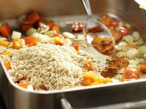 Добавляем в сковородку рис и паприку