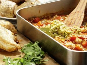 Посыпаем рис с курицей зеленью и оливками