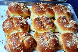 Выпекаем домашние булочки  в духовке