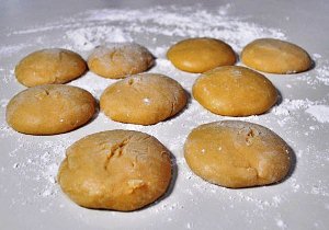 Разделяем тесто на 9 частей