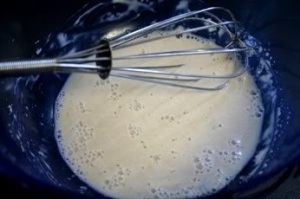 Смешиваем дрожжи с водой и сахаром, а молоко с маслом