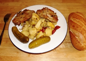 Подаем картошку по селянски со свининой с маринованными огурцами
