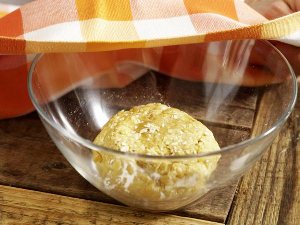 Замешиваем тесто для булочек с курагой