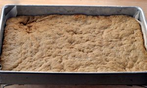Вынимаем корж из духовки