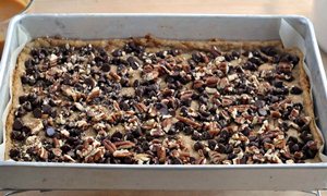 Посыпаем корж орехами
