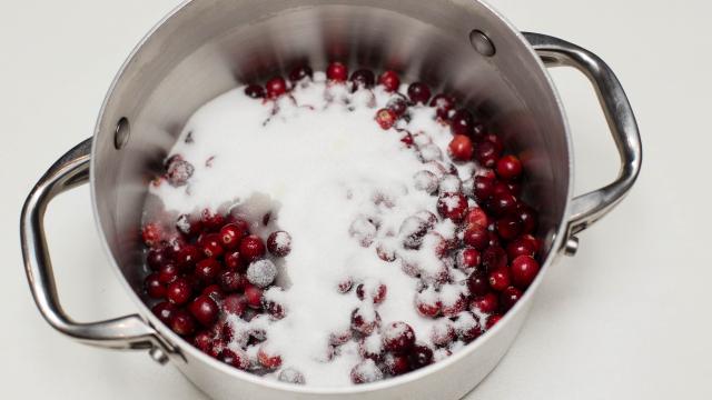 Смешиваем клюкву, сахар и лимонный сок