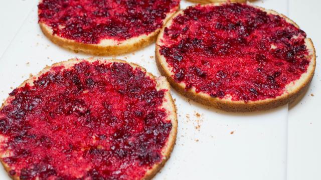 Покрываем клюквой бисквитные коржи