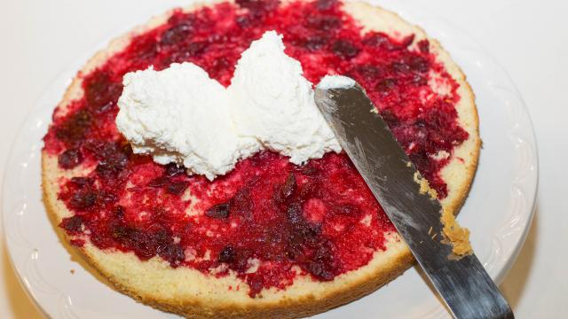 Наносим слой крема на каждый корж