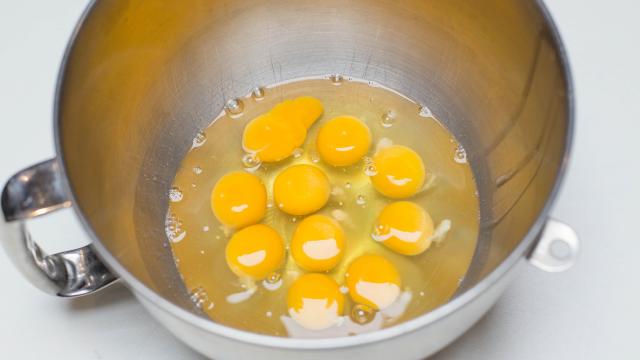 Разбиваем яйца в миску