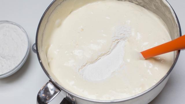 Добавляем в тесто для рождественского торта муку