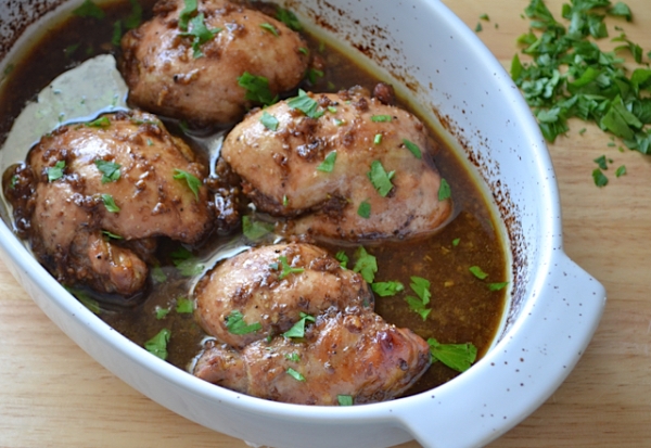 Посыпаем запеченные куриные бедра петрушкой