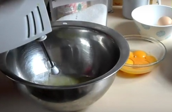 Взбиваем белки с сахаром