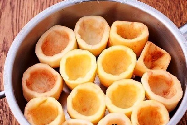 Чистим картошку и делаем в ней выемки