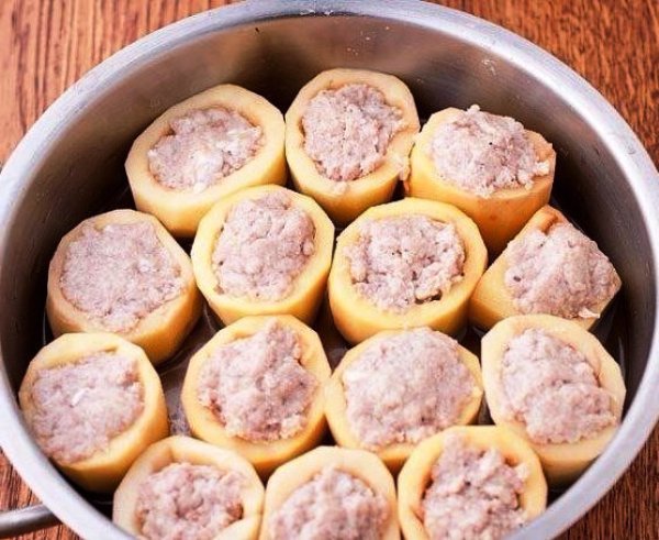 Наполняем начинкой из фарша картофельные чашки