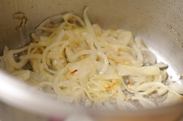 Обжариваем лук на масле