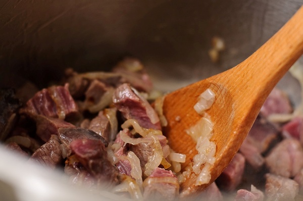 Добавляем в сковородку мясо