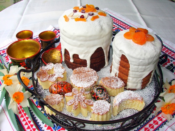 Украшаем куличи сухими фруктами
