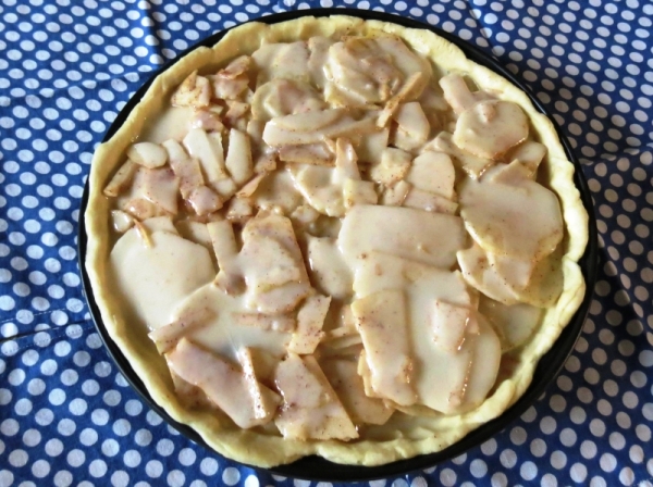 Заливаем яблоки кремом