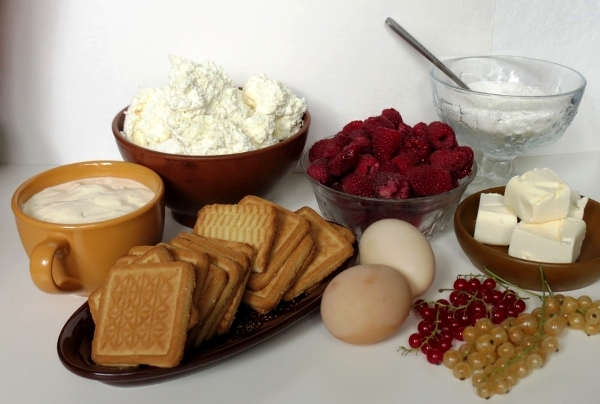 Продукты для малинового чизкейка купите на рынке